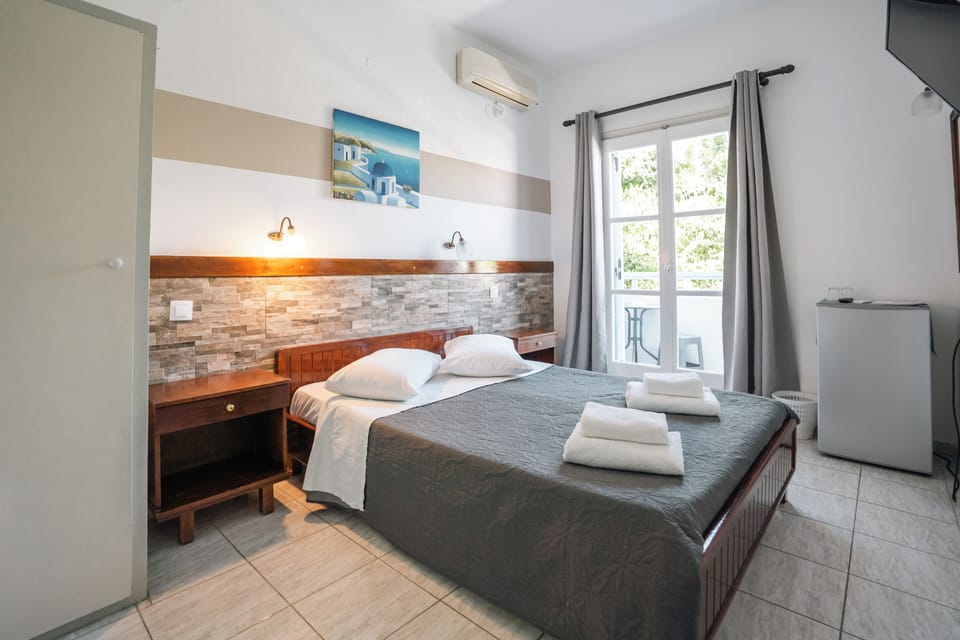 Double Room, Balcony, Garden View | In-room safe, WiFi (free), bed sheets