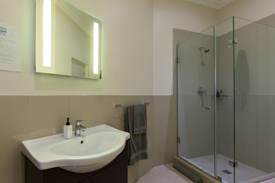 Shower, rainfall showerhead, free toiletries, hair dryer