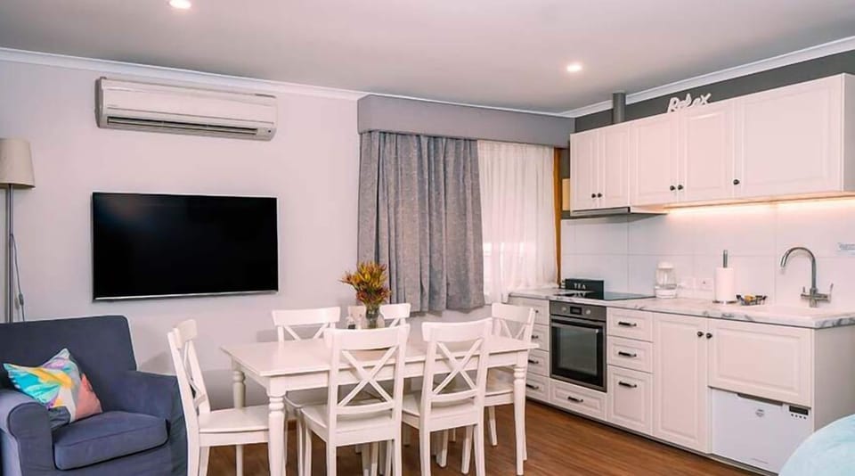Amble Fern Apartment | Private kitchen | Fridge, microwave, oven, coffee/tea maker