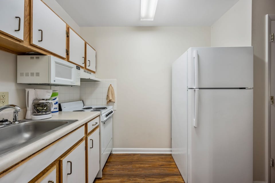 Standard Studio Suite, 1 Queen Bed | Private kitchen | Fridge, microwave