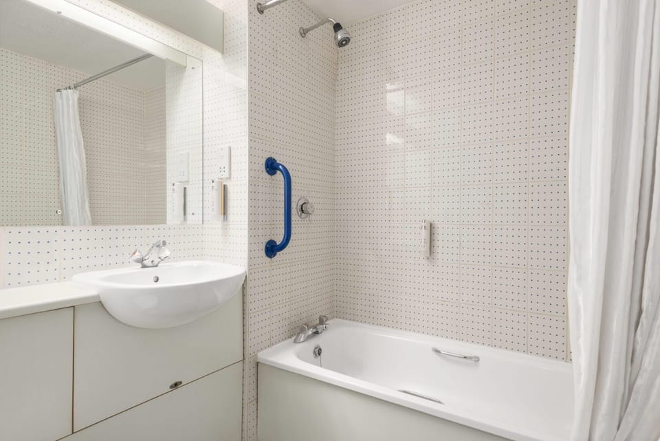 1 bedroom, desk, iron/ironing board (on request), cribs (free)