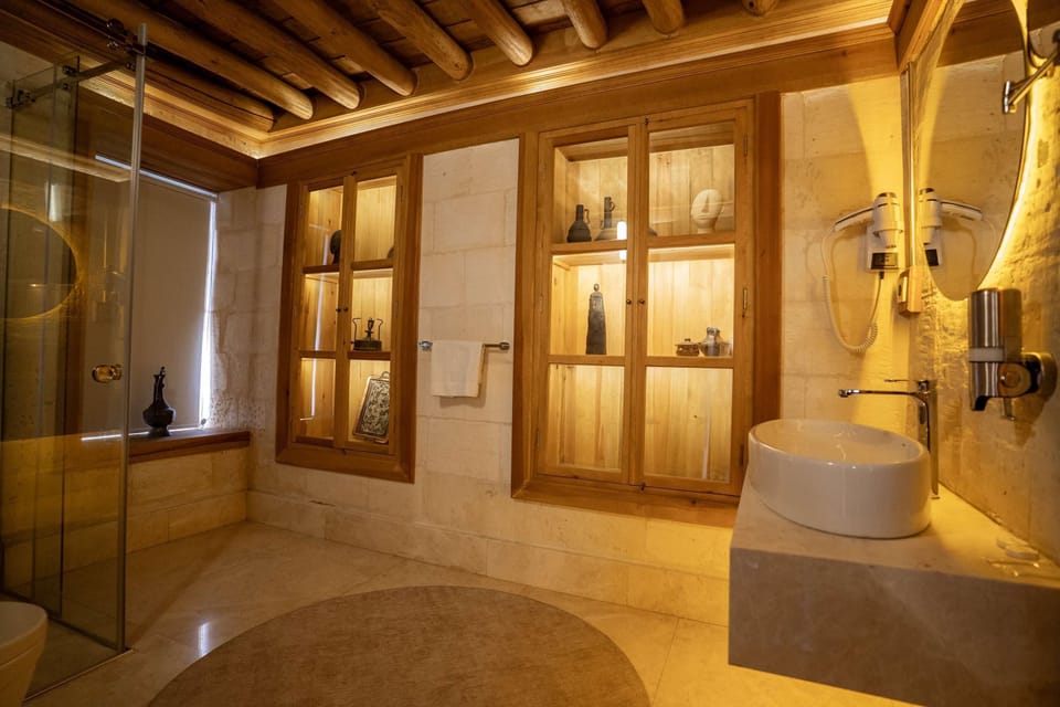 Executive Room | Bathroom | Shower, free toiletries, hair dryer, bathrobes