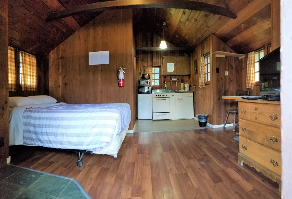 Basic Cabin (Standard Studio Cabin) | Private kitchen | Coffee/tea maker, fridge, microwave, toaster
