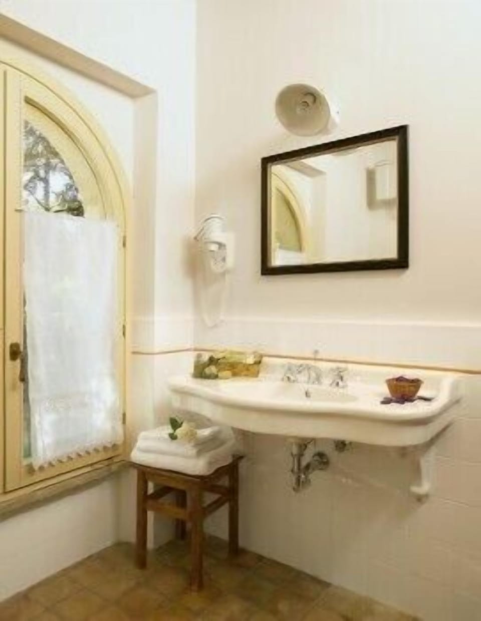 Shower, free toiletries, hair dryer, bidet