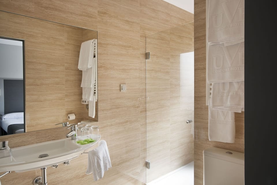 Basic Double Room, 1 Double Bed | Bathroom shower