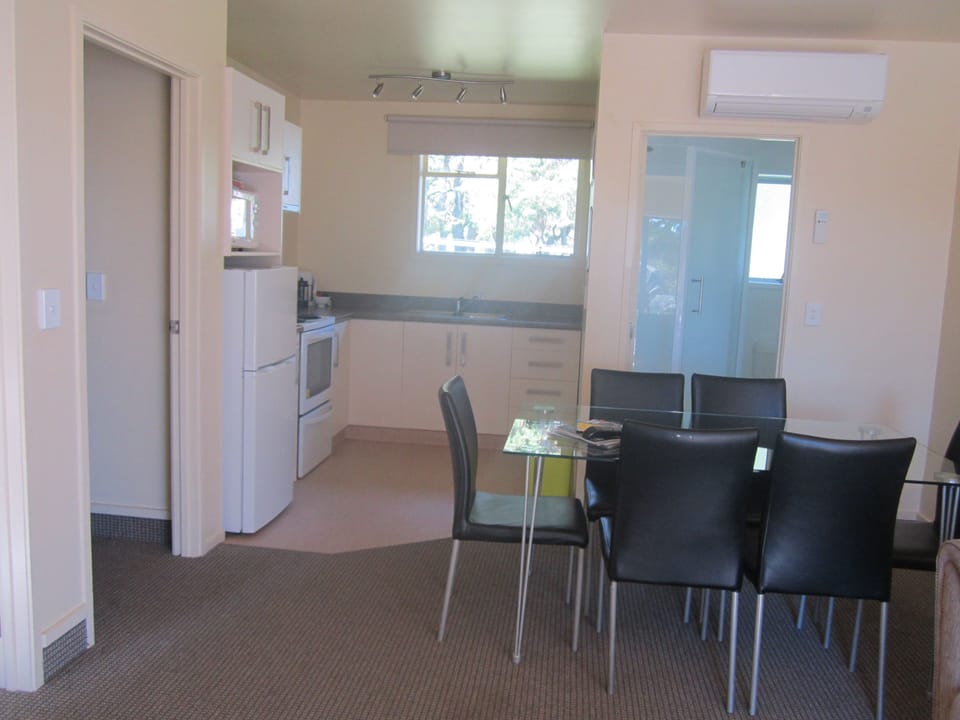 2 Bedroom Family Unit 6 | In-room dining