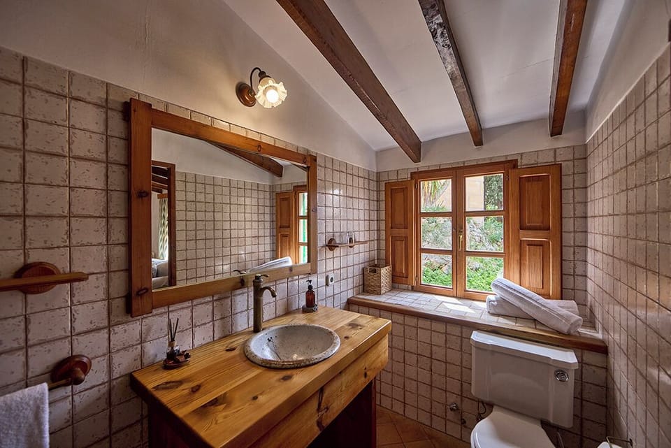 Suite / Family Room | Bathroom | Combined shower/tub, hair dryer, towels, soap