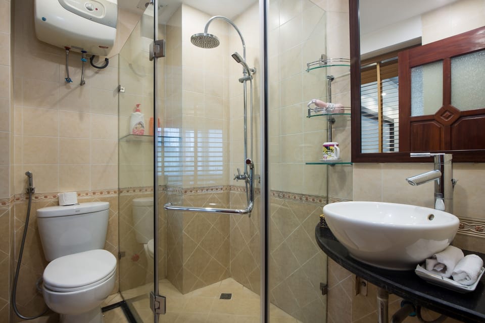Shower, rainfall showerhead, free toiletries, hair dryer