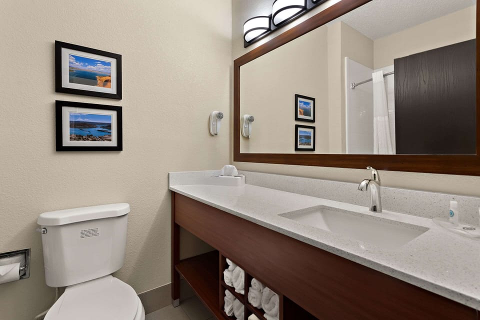 Standard Room, 1 King Bed, Non Smoking | In-room safe, desk, laptop workspace, blackout drapes