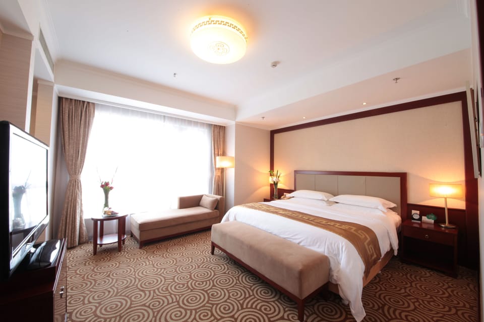 Deluxe Suite | Premium bedding, down comforters, minibar, in-room safe