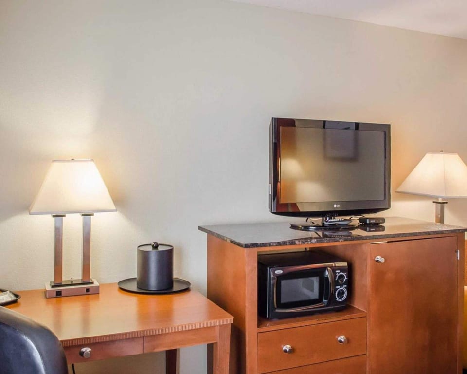 Standard Double Room | In-room safe, desk, laptop workspace, blackout drapes