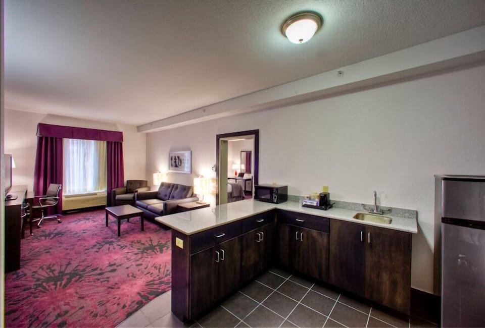 Suite, 1 Bedroom | Private kitchenette | Fridge, microwave, coffee/tea maker