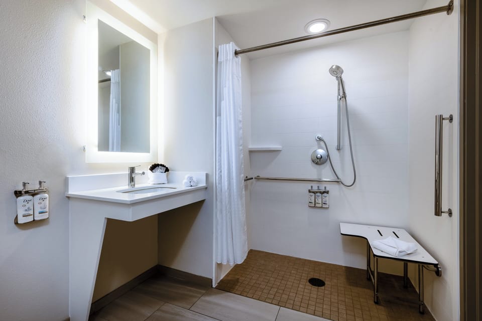 Standard Room, 1 King Bed, Roll-in Shower (Communications) | Down comforters, in-room safe, desk, laptop workspace