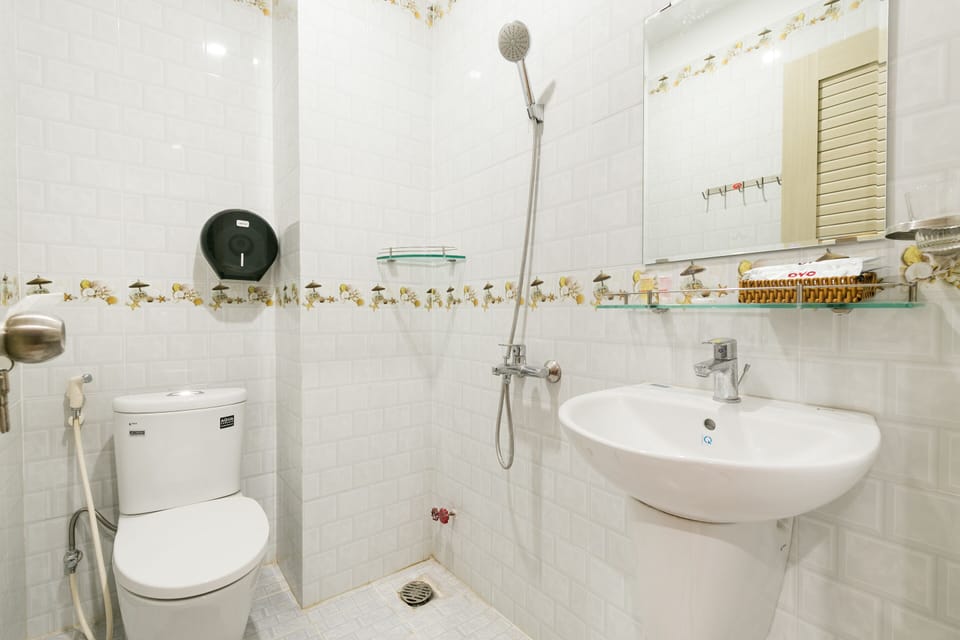 Double Room | Bathroom | Shower, free toiletries, slippers, bidet