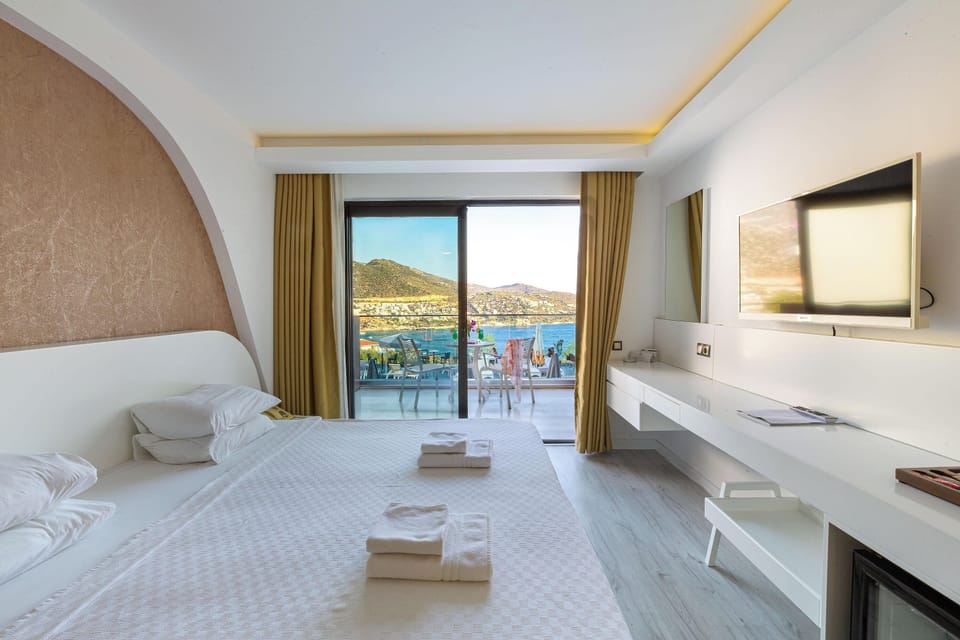 Superior Room, Sea View | Bathroom | Shower, rainfall showerhead, free toiletries, hair dryer