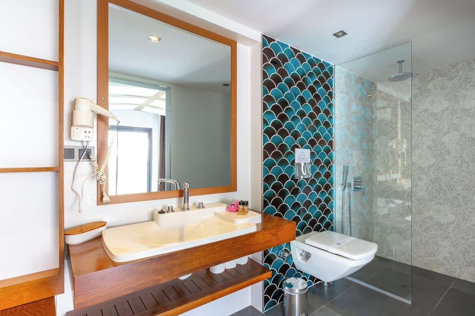 Deluxe Double Room, Partial Sea View | Bathroom | Shower, rainfall showerhead, free toiletries, hair dryer