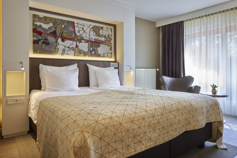 Standard Double Room | Minibar, in-room safe, desk, laptop workspace