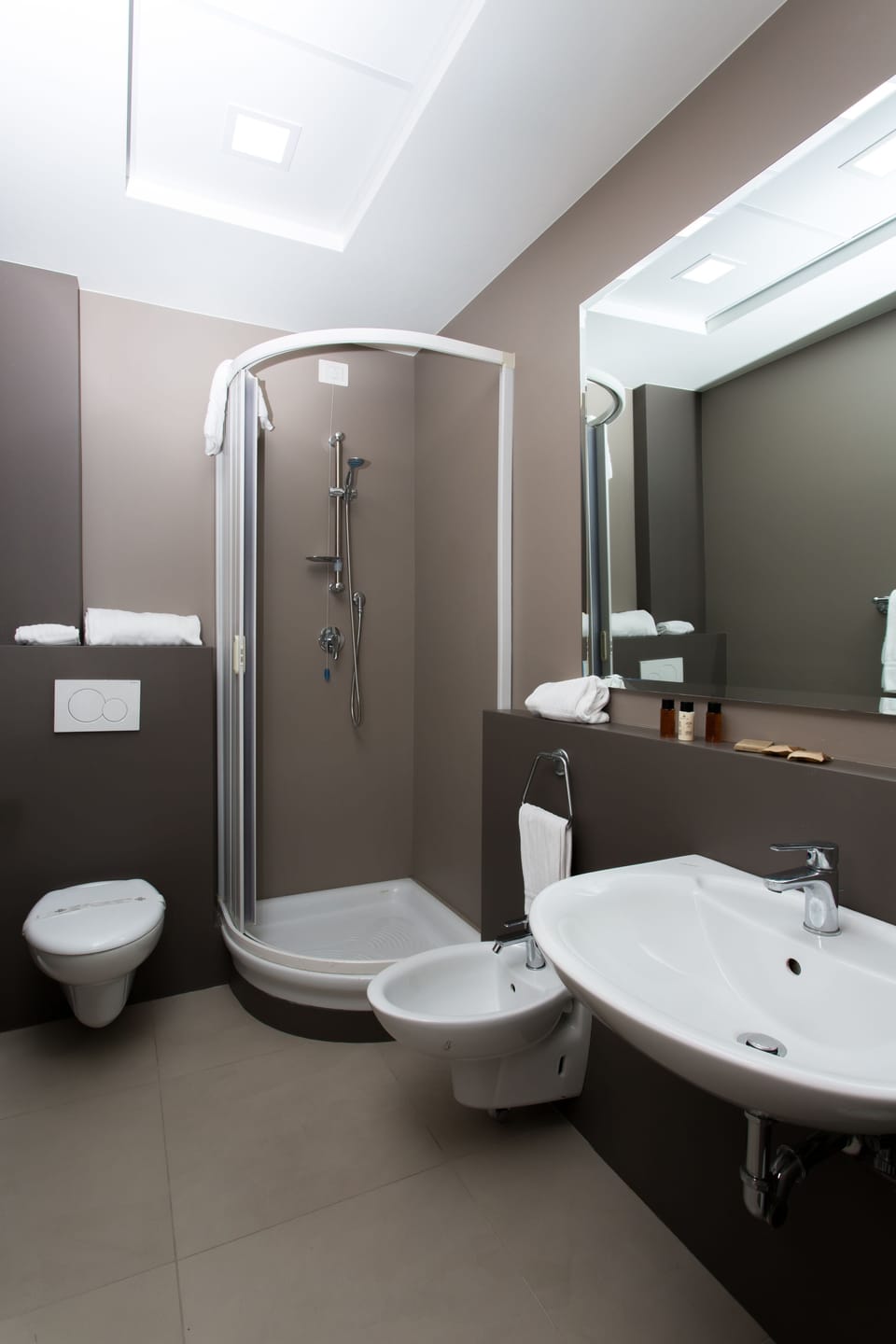 Shower, free toiletries, hair dryer, bidet