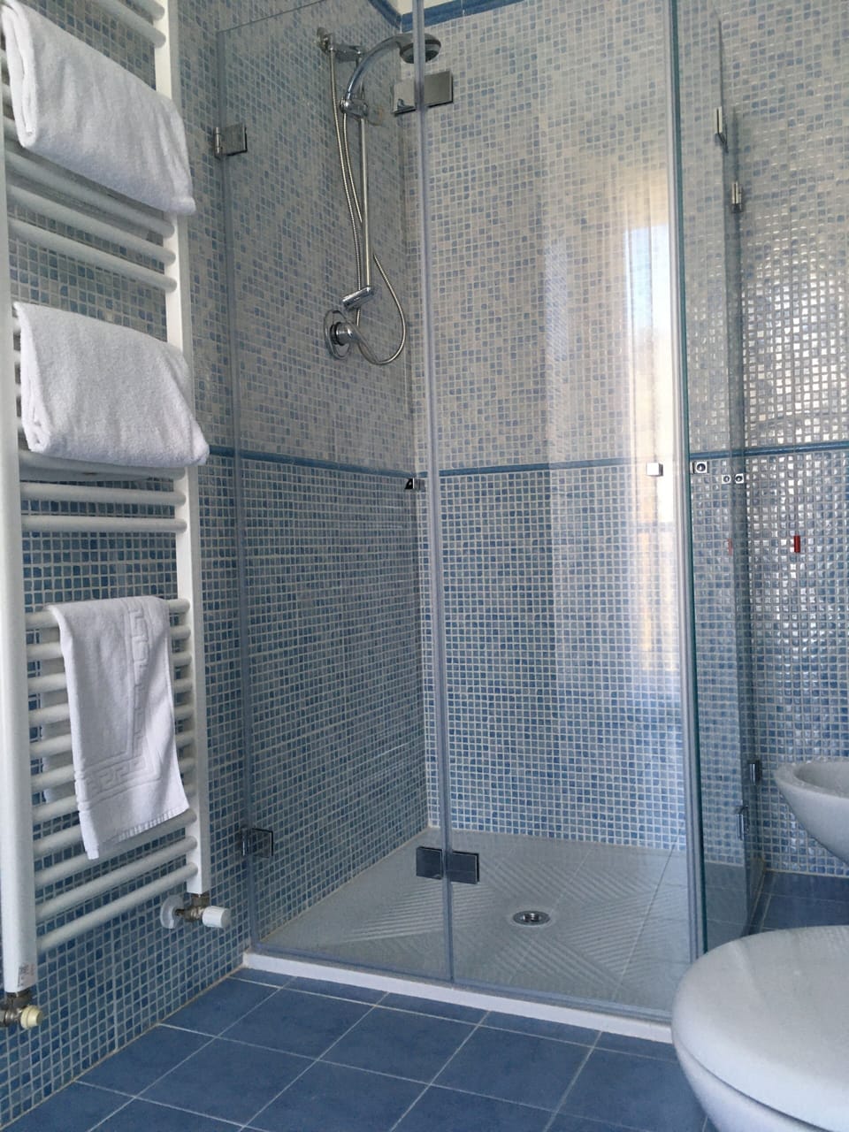 Apartment | Bathroom | Free toiletries, hair dryer, bathrobes, slippers