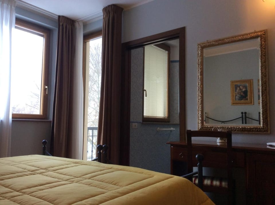 Minibar, in-room safe, desk, free WiFi