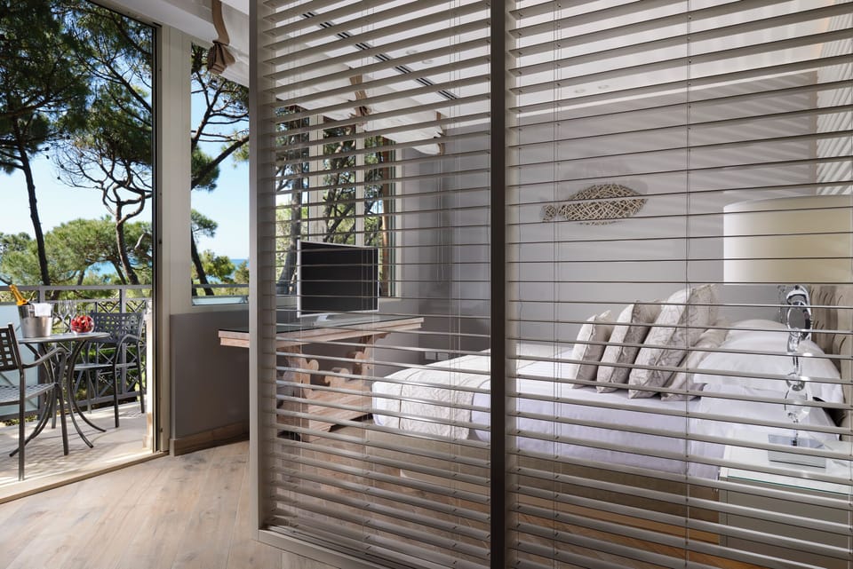 Studio Suite (Coral Suite) | Premium bedding, free WiFi, bed sheets
