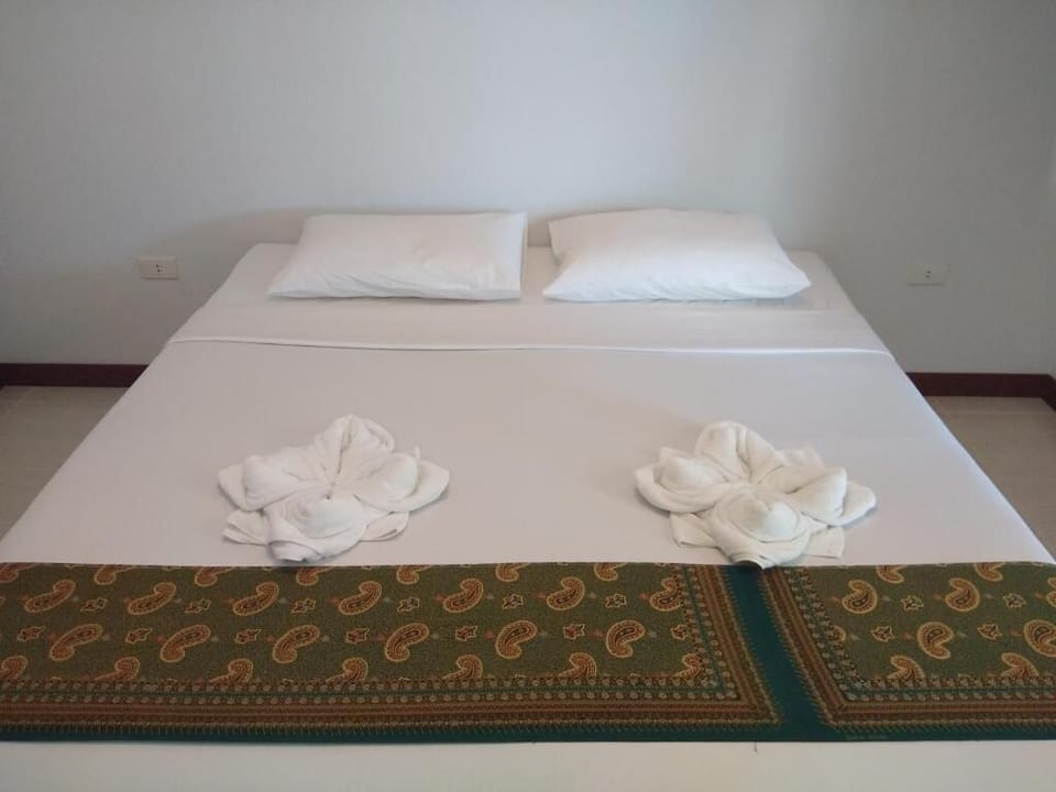 Minibar, soundproofing, WiFi (free), bed sheets