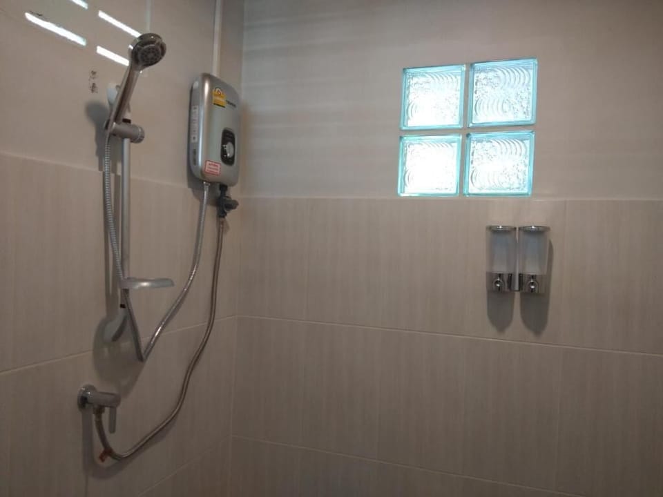 Shower, free toiletries, bidet, towels