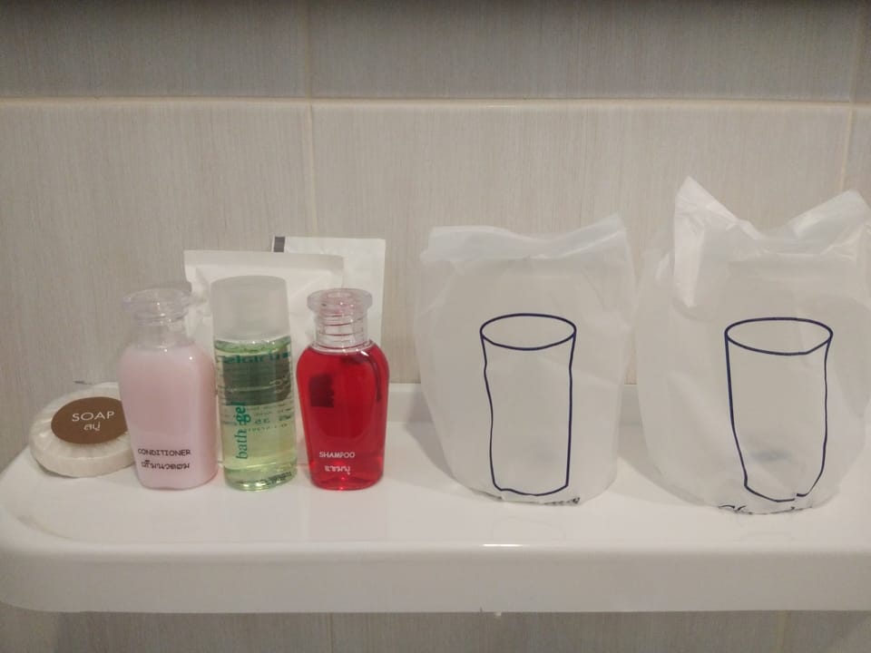Shower, free toiletries, bidet, towels