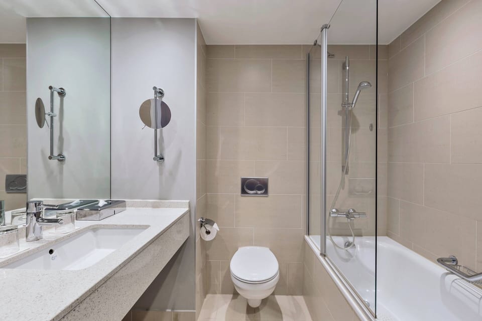 Superior Room, 2 Twin Beds, Courtyard View | Bathroom | Shower, free toiletries, hair dryer, towels