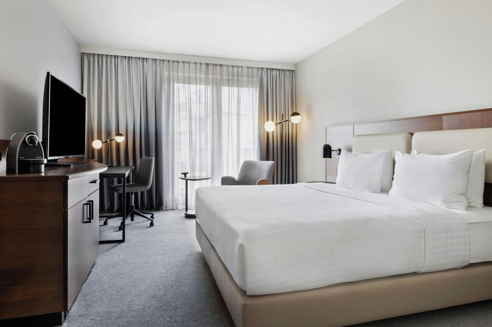 Superior Room, 1 King Bed, Courtyard View | Premium bedding, pillowtop beds, in-room safe, desk