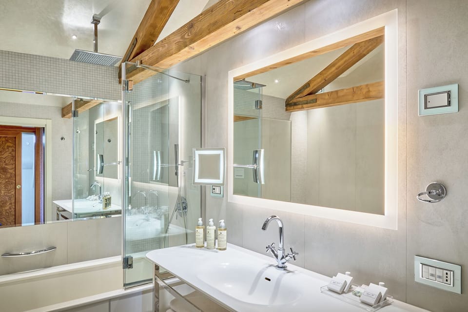 Superior Suite, Canal View (Small Canal Rio Novo and Garden) | Bathroom | Rainfall showerhead, free toiletries, hair dryer, bidet