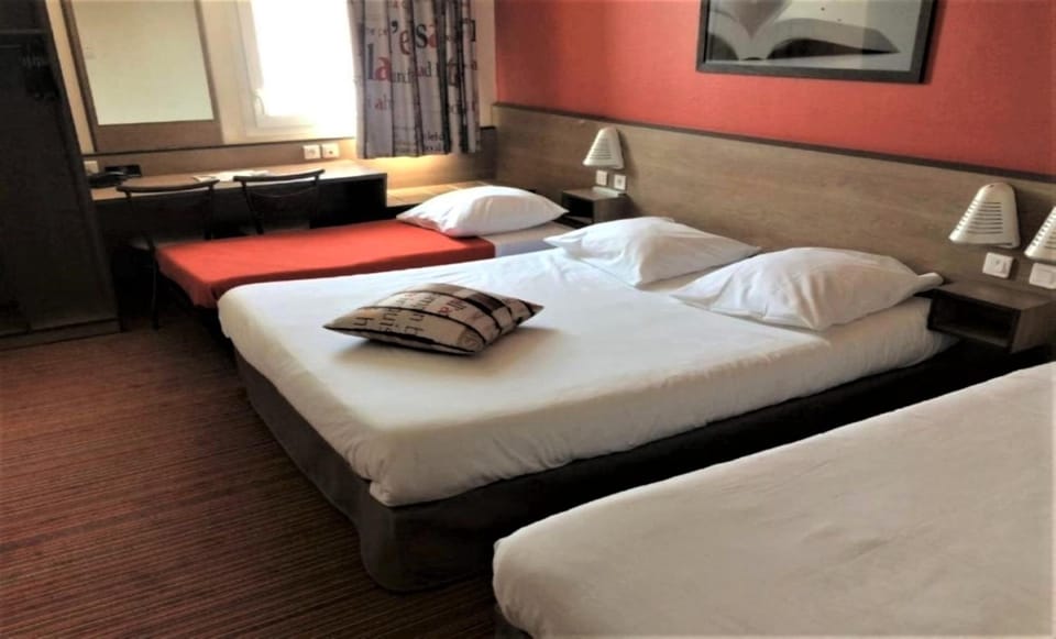 Family Quadruple Room | Desk, soundproofing, iron/ironing board (on request), WiFi (free)