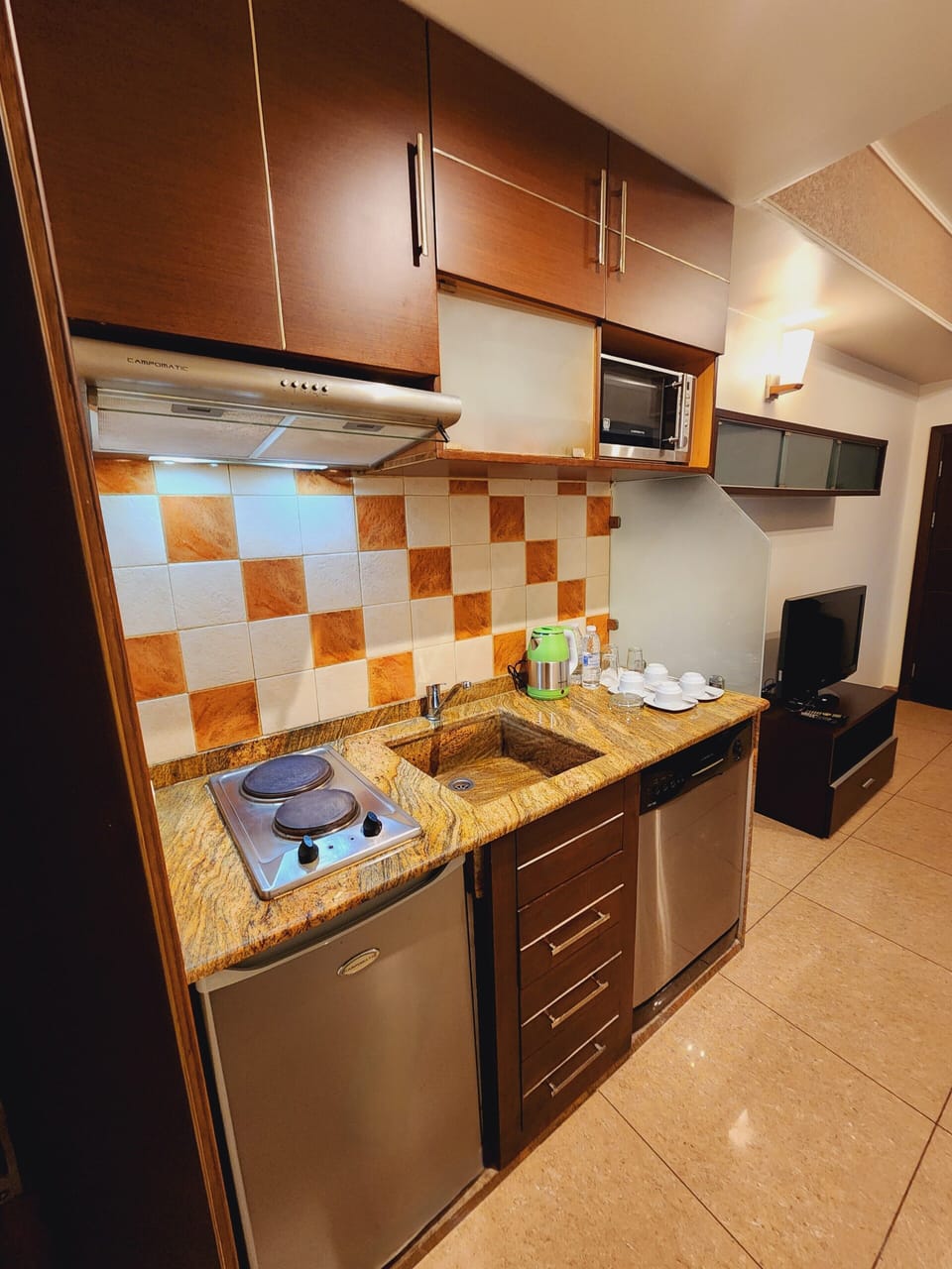Executive Suite | Private kitchen | Fridge, cookware/dishes/utensils