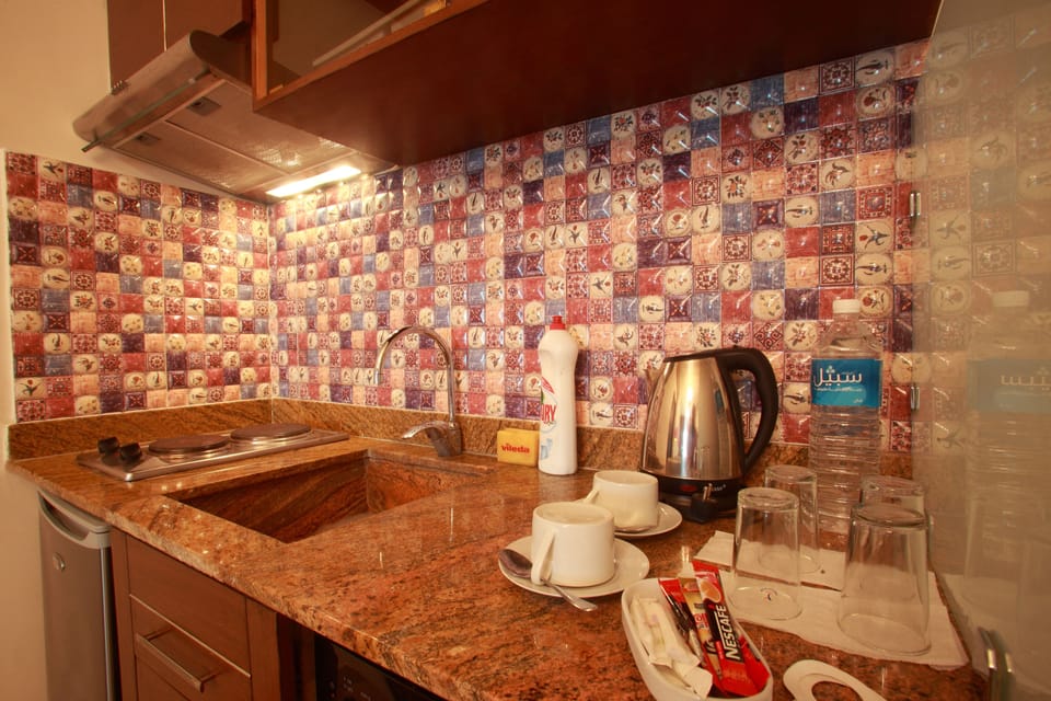 Fridge, cookware/dishes/utensils
