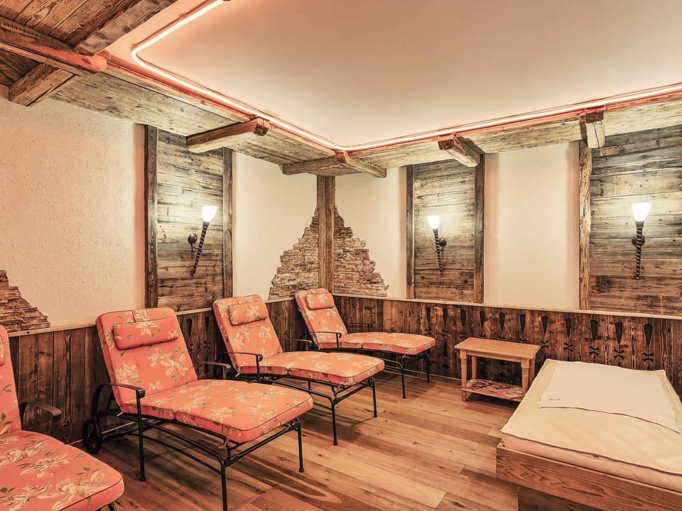 Sauna, hot tub, steam room