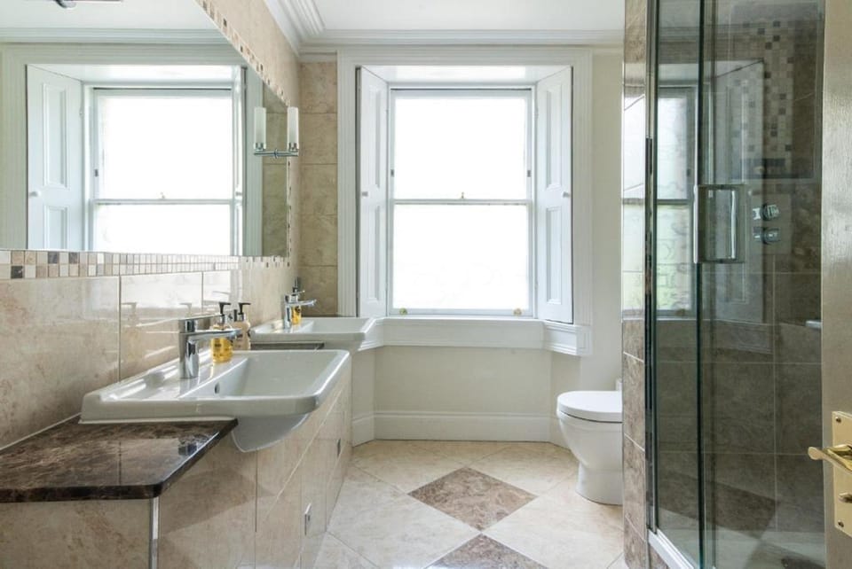 Premier King/Twin | Bathroom | Shower, free toiletries, hair dryer, bathrobes