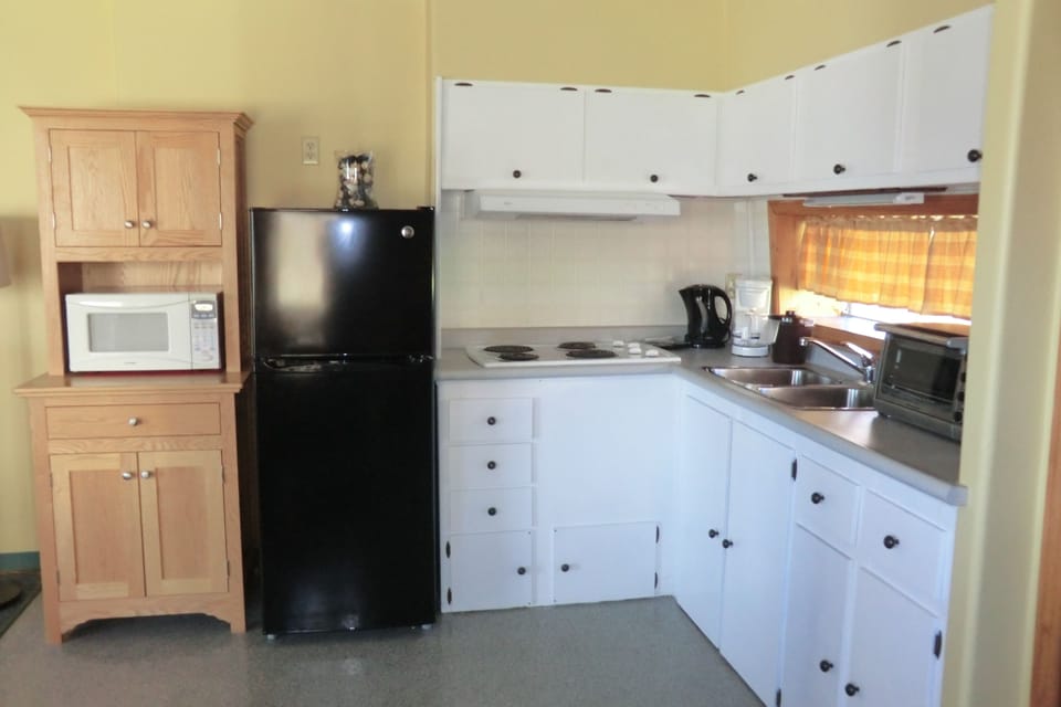 Two Bedroom Cottage - Two Queen Beds and Pull Out Sofa | Private kitchen | Fridge, coffee/tea maker