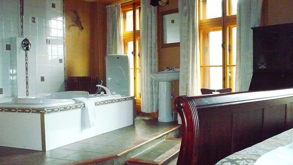 Superior Room, 1 King Bed, Jetted Tub (Jean-Talon) | Desk, blackout drapes, iron/ironing board, free WiFi