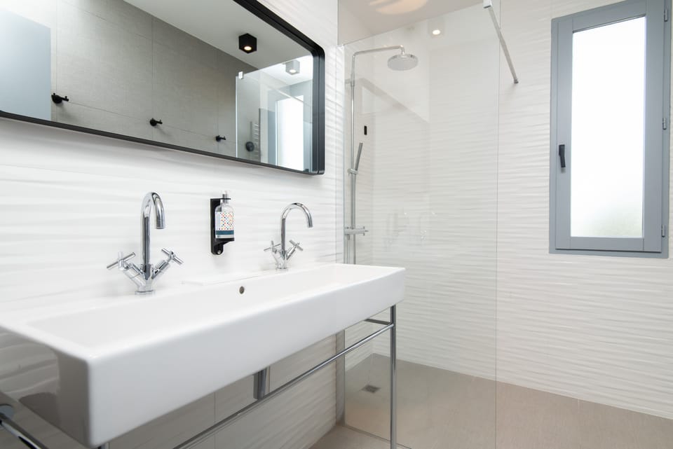 Large Suite | Bathroom | Free toiletries, hair dryer, towels