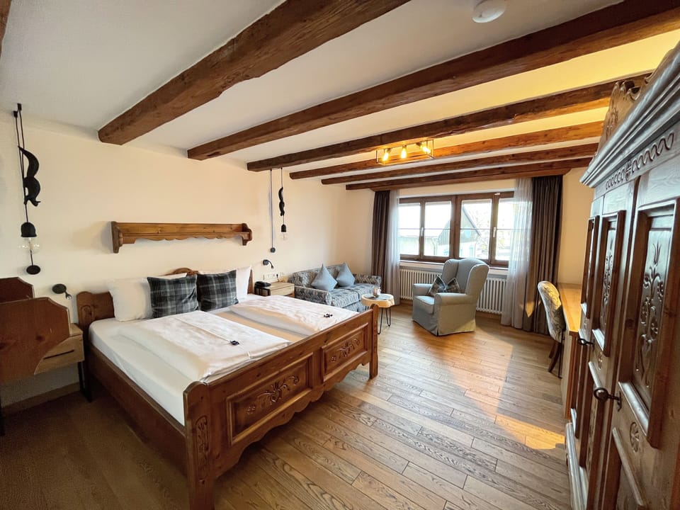 Comfort Room | Hypo-allergenic bedding, minibar, in-room safe, desk