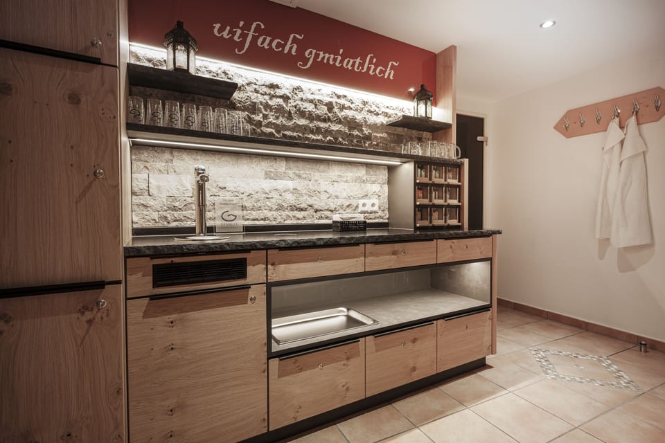 Sauna, hot tub, Turkish bath, body treatments, body wraps, body scrubs