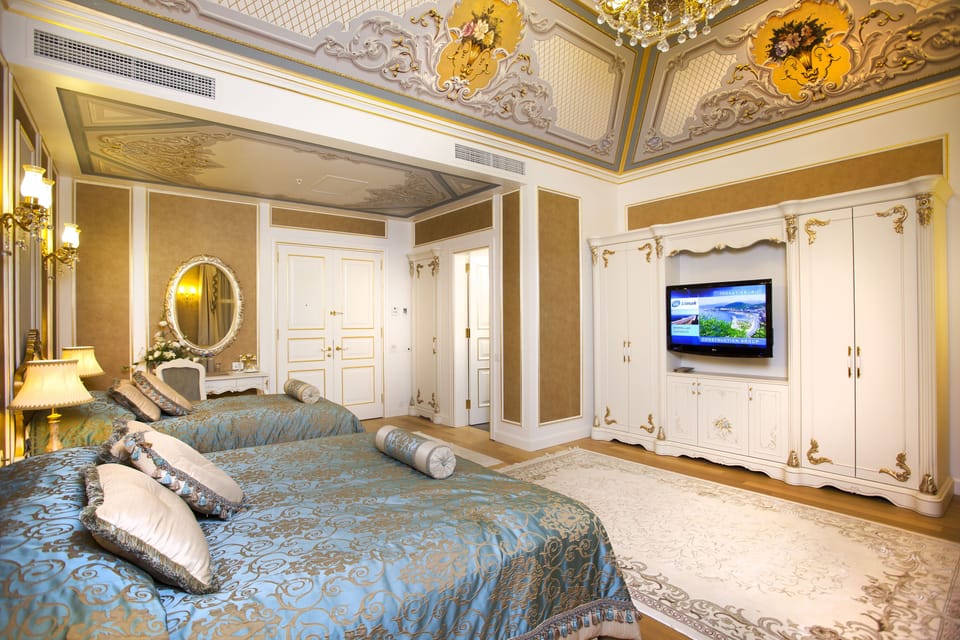 Suite | Premium bedding, minibar, in-room safe, free cribs/infant beds
