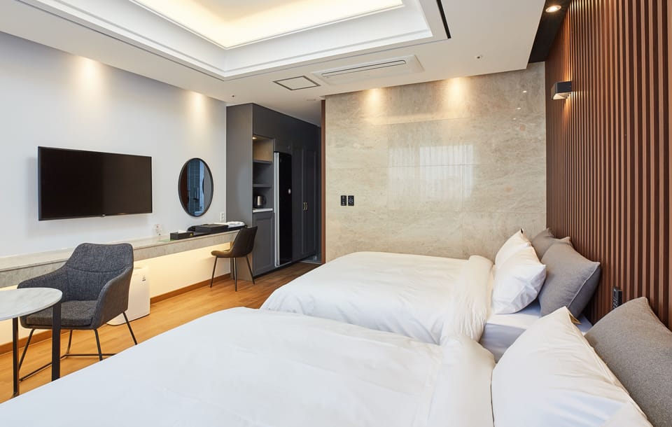 Family Twin Room | Desk, laptop workspace, soundproofing, free WiFi