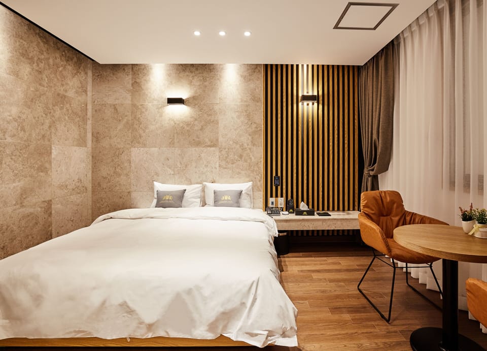 Standard Double Room | Desk, laptop workspace, soundproofing, free WiFi