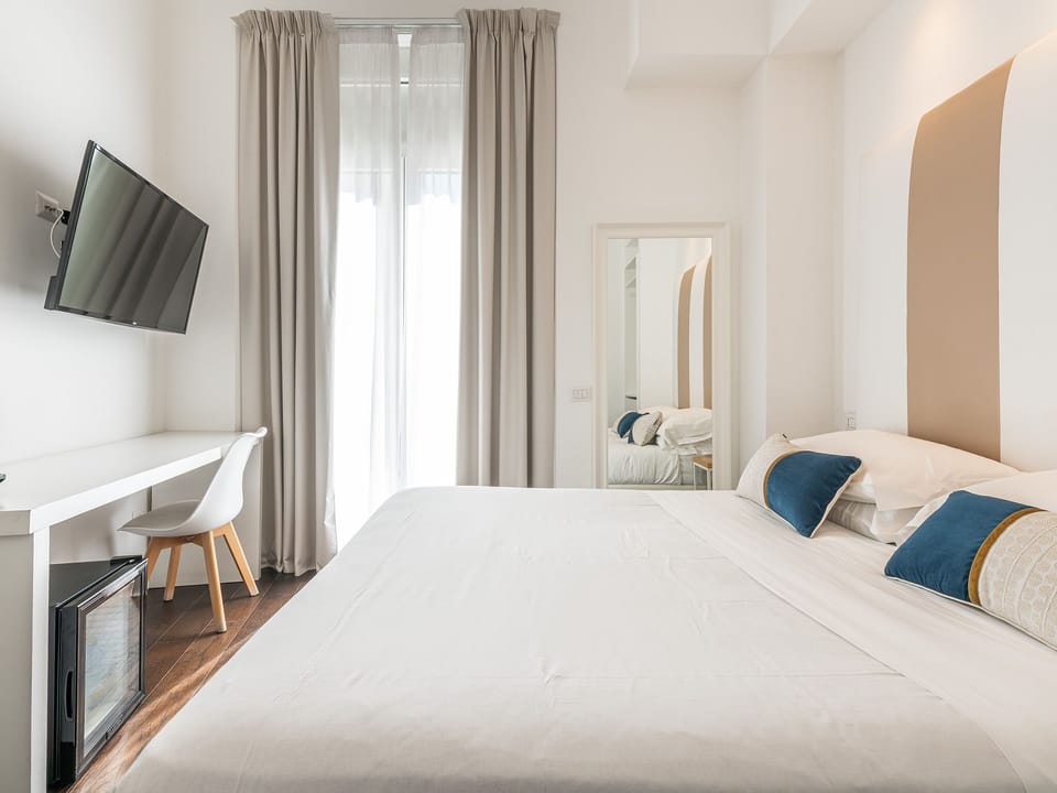 Basic Room | Minibar, desk, soundproofing, free WiFi