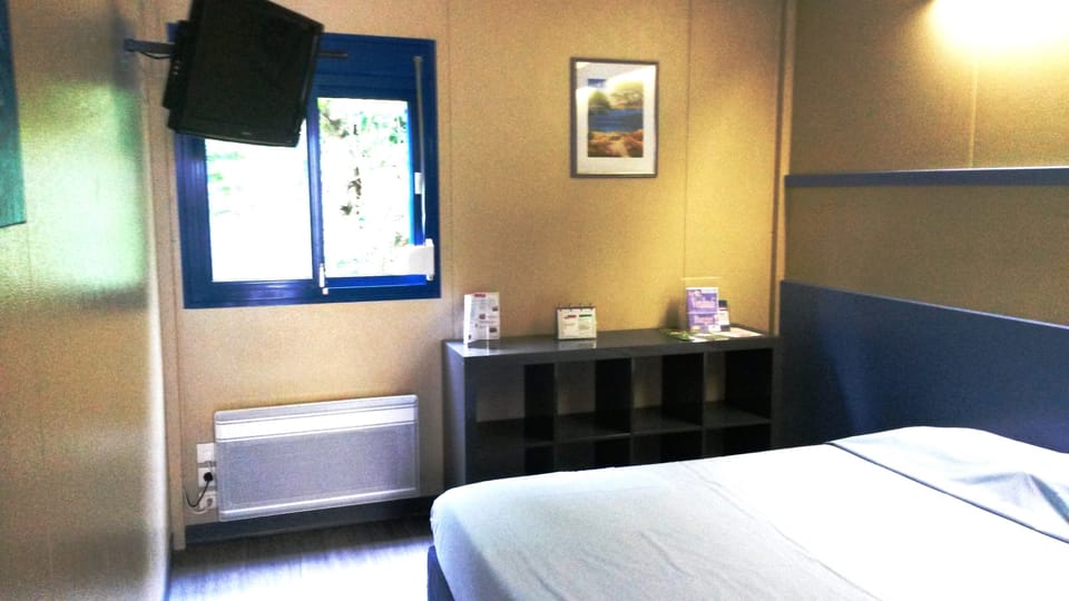 Desk, cribs/infant beds, bed sheets