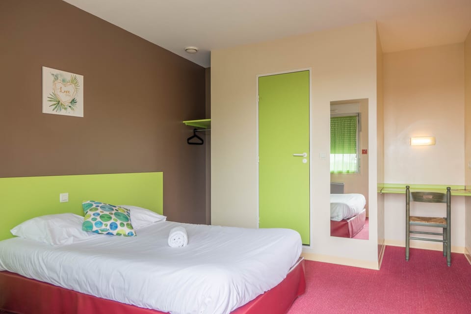 Desk, cribs/infant beds, bed sheets