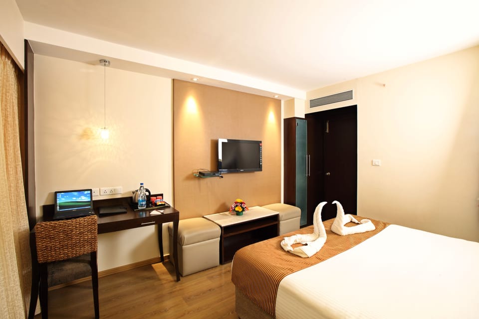 Executive Room, 1 Queen Bed | Premium bedding, minibar, in-room safe, desk