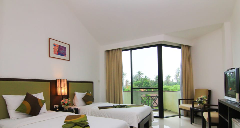 Deluxe Room | Hypo-allergenic bedding, pillowtop beds, minibar, in-room safe