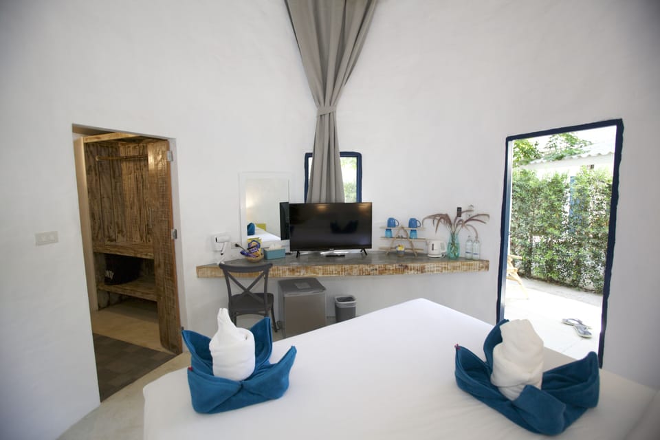 Standard Cottage | Hypo-allergenic bedding, minibar, in-room safe, individually decorated